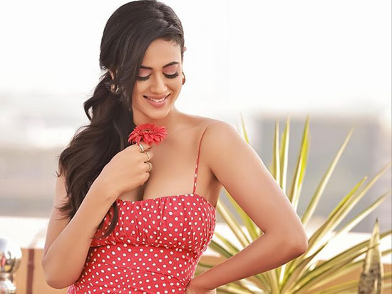 Stellar Poses Of Shweta Tiwari In Polka Dots Outfit